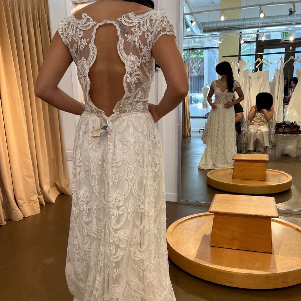 NWT Lihi Hod Sabine Wedding Dress in Ivory (2018) - Picture 12 of 12